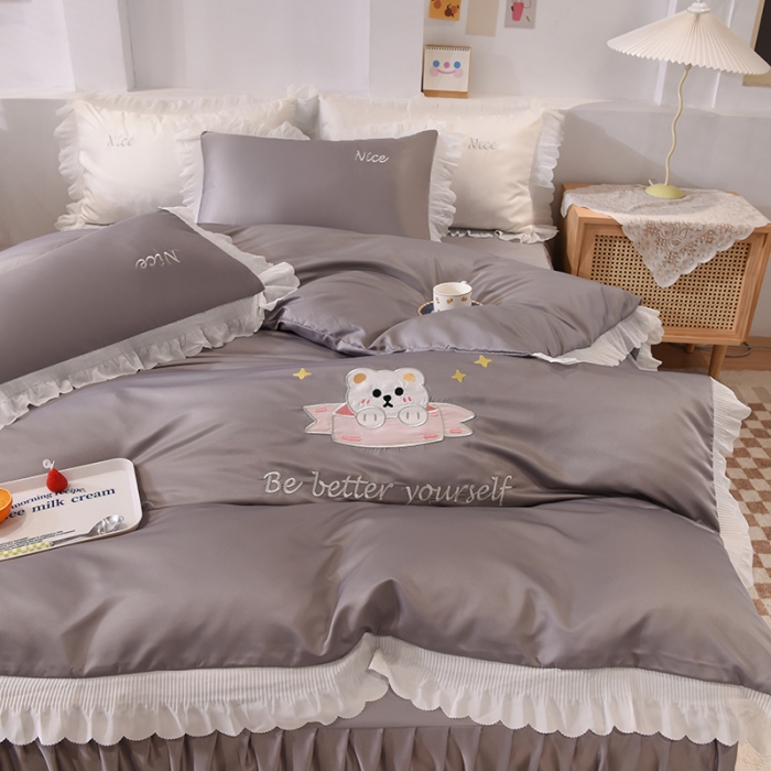 91家纺网 家纺一手货源 找家纺 艾米家居 2025新款水洗真丝雪纺花边贴布绣四件套-达菲小熊 灰色