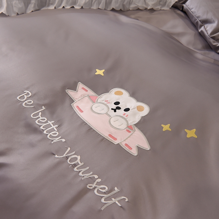 91家纺网 家纺一手货源 找家纺 艾米家居 2025新款水洗真丝雪纺花边贴布绣四件套-达菲小熊 灰色