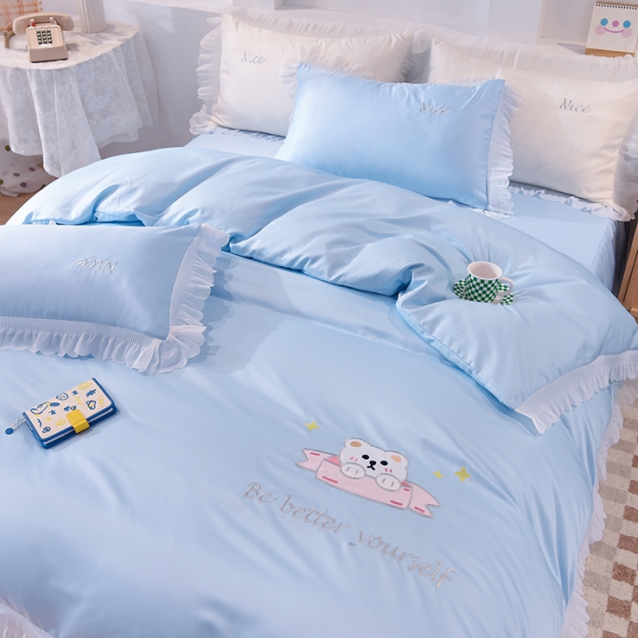 91家纺网 家纺一手货源 找家纺 艾米家居 2025新款水洗真丝雪纺花边贴布绣四件套-达菲小熊 天蓝