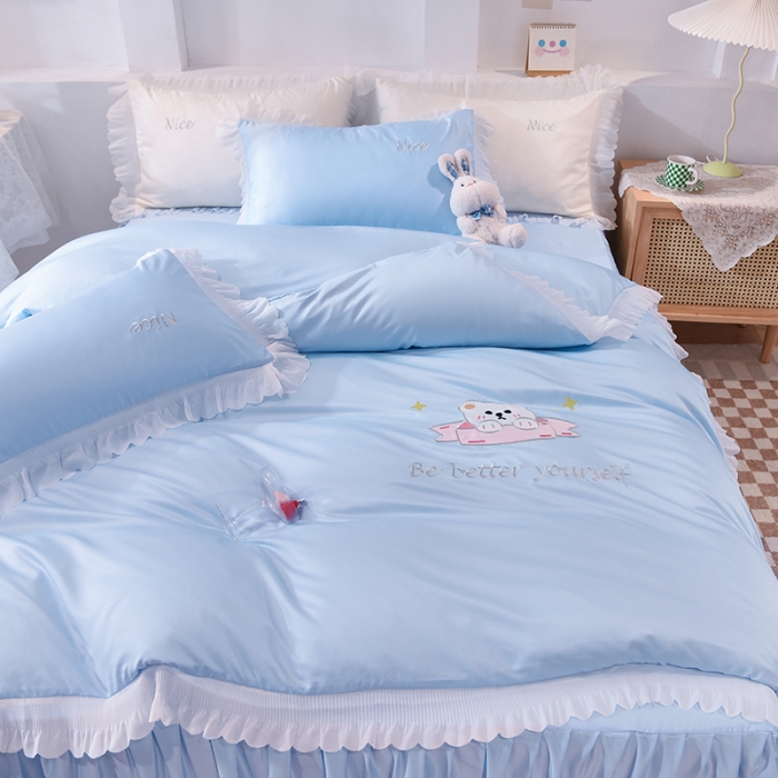 91家纺网 家纺一手货源 找家纺 艾米家居 2025新款水洗真丝雪纺花边贴布绣四件套-达菲小熊 天蓝