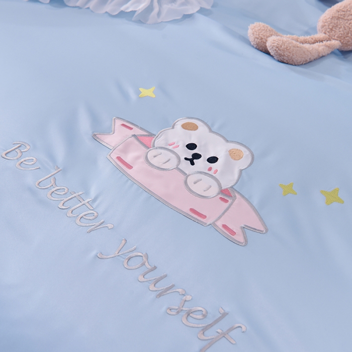 91家纺网 家纺一手货源 找家纺 艾米家居 2025新款水洗真丝雪纺花边贴布绣四件套-达菲小熊 天蓝