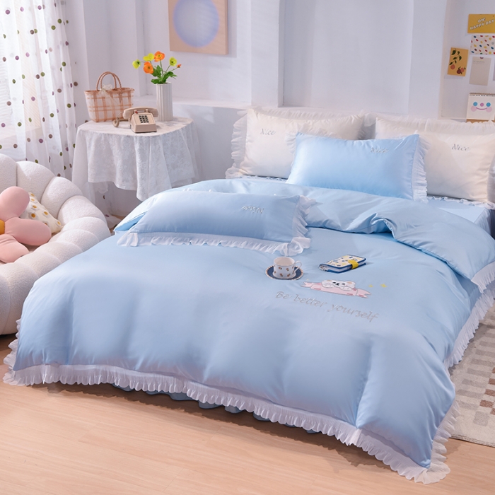 91家纺网 家纺一手货源 找家纺 艾米家居 2025新款水洗真丝雪纺花边贴布绣四件套-达菲小熊 天蓝