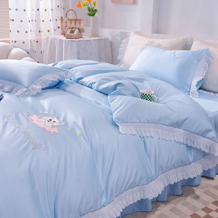 91家纺网 家纺一手货源 找家纺 艾米家居 2025新款水洗真丝雪纺花边贴布绣四件套-达菲小熊 天蓝