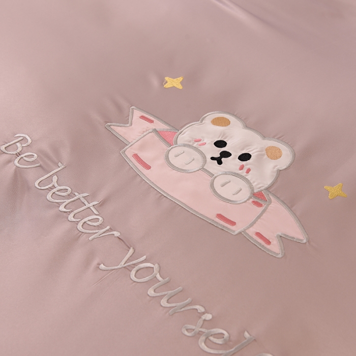 91家纺网 家纺一手货源 找家纺 艾米家居 2025新款水洗真丝雪纺花边贴布绣四件套-达菲小熊 香槟