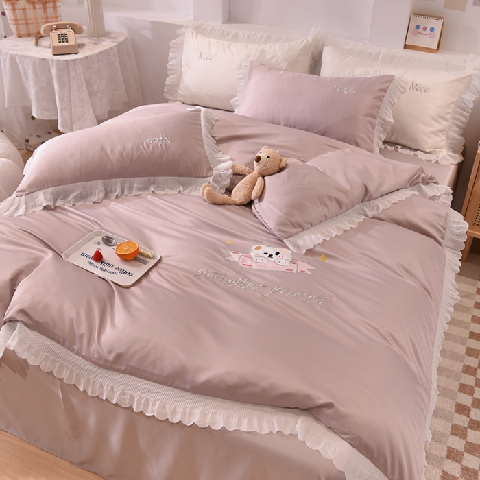 91家纺网 家纺一手货源 找家纺 艾米家居 2025新款水洗真丝雪纺花边贴布绣四件套-达菲小熊 香槟