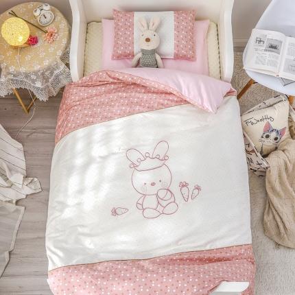 91家纺网 家纺一手货源 找家纺 喜多兔 2022新款简笔画幼儿园儿童床品套件 粉色贝妮兔