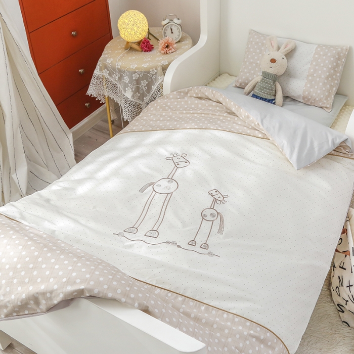 91家纺网 家纺一手货源 找家纺 喜多兔 2022新款简笔画幼儿园儿童床品套件 卡其色快乐一家