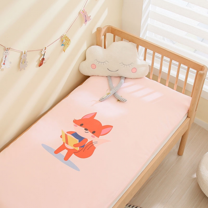 91家纺网 家纺一手货源 找家纺 喜多兔 2022新款精梳纯棉彩虹针织抗菌儿童床垫 粉色读书小狐狸