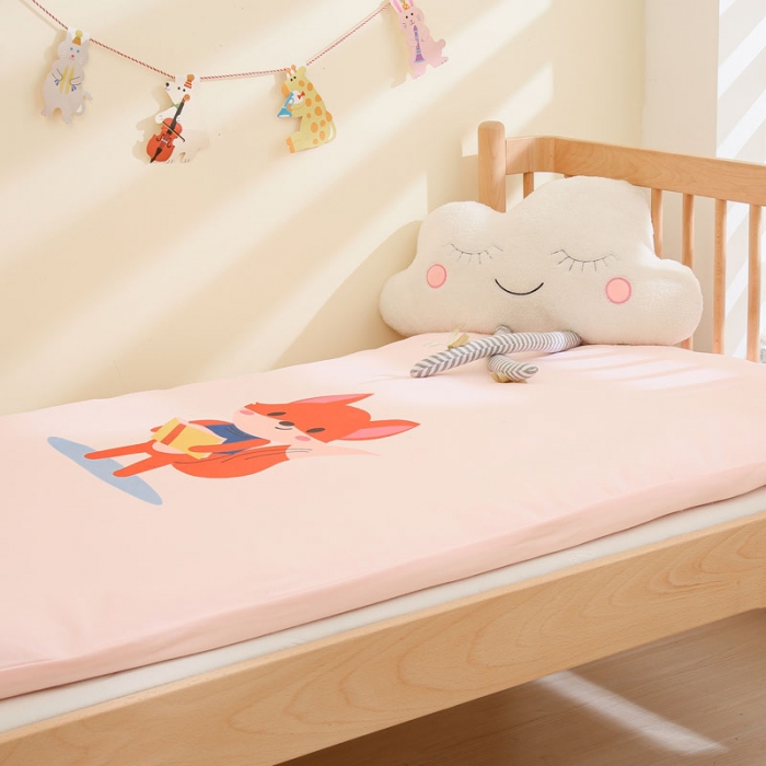 91家纺网 家纺一手货源 找家纺 喜多兔 2022新款精梳纯棉彩虹针织抗菌儿童床垫 粉色读书小狐狸