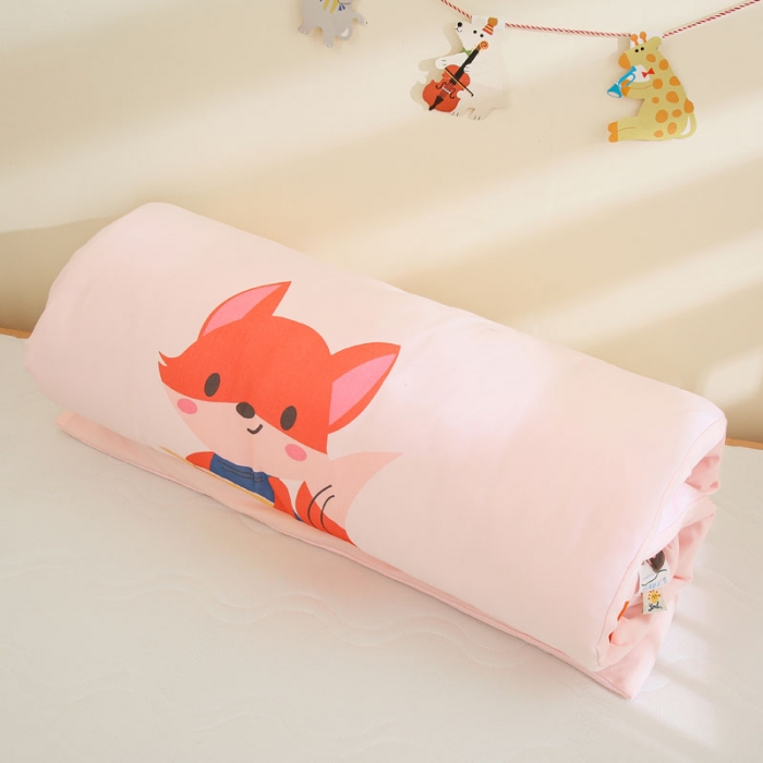 91家纺网 家纺一手货源 找家纺 喜多兔 2022新款精梳纯棉彩虹针织抗菌儿童床垫 粉色读书小狐狸