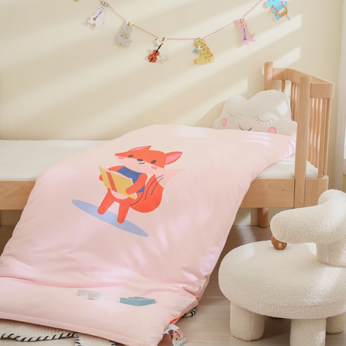 91家纺网 家纺一手货源 找家纺 喜多兔 2022新款精梳纯棉彩虹针织抗菌儿童床垫 粉色读书小狐狸