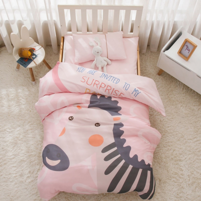 91家纺网 家纺一手货源 找家纺 喜多兔 2022新款全棉针织三件套床品套件-奇妙动物 粉色小斑马艾迪