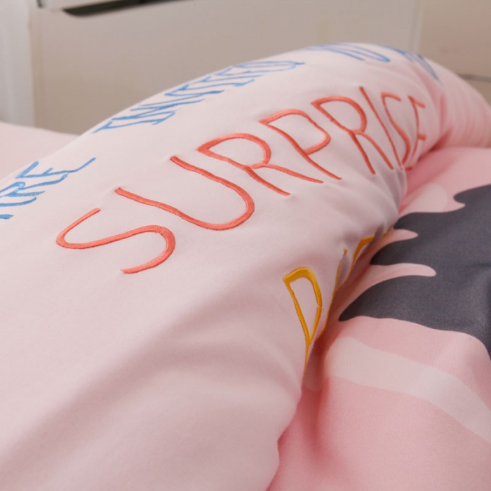 91家纺网 家纺一手货源 找家纺 喜多兔 2022新款全棉针织三件套床品套件-奇妙动物 粉色小斑马艾迪