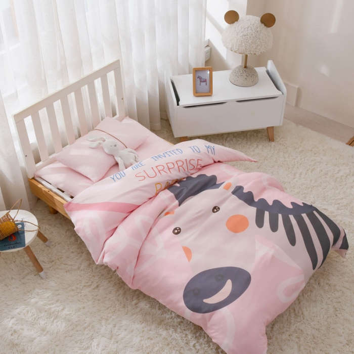 91家纺网 家纺一手货源 找家纺 喜多兔 2022新款全棉针织三件套床品套件-奇妙动物 粉色小斑马艾迪