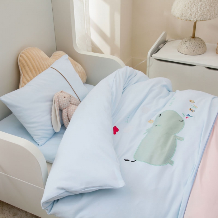 91家纺网 家纺一手货源 找家纺 喜多兔 2022新款全棉针织三件套床品套件-神奇伙伴 蓝色排队河马