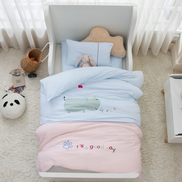 91家纺网 家纺一手货源 找家纺 喜多兔 2022新款全棉针织三件套床品套件-神奇伙伴 蓝色排队河马