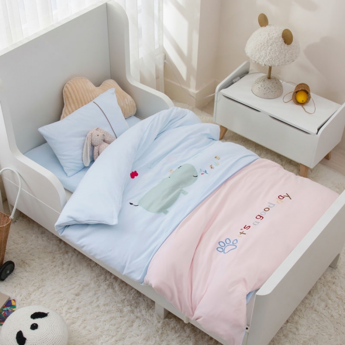 91家纺网 家纺一手货源 找家纺 喜多兔 2022新款全棉针织三件套床品套件-神奇伙伴 蓝色排队河马