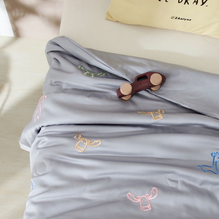 91家纺网 家纺一手货源 找家纺 喜多兔 2022新款莫代尔天丝儿童夏被-小甜蜜 灰色鹿鹿儿