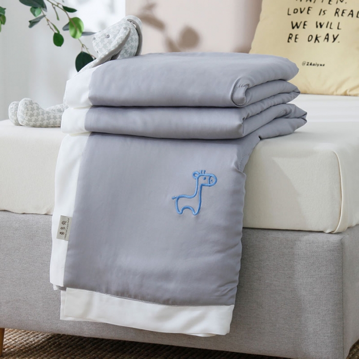 91家纺网 家纺一手货源 找家纺 喜多兔 2022新款莫代尔天丝儿童夏被-小甜蜜 灰色鹿鹿儿