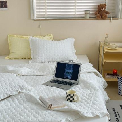 91家纺网 家纺一手货源 找家纺 六巷胡同 2023新款韩系ins波点绗缝床盖夏被四件套 白波点