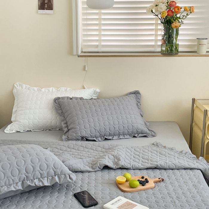 91家纺网 家纺一手货源 找家纺 六巷胡同 2023新款韩系ins波点绗缝床盖夏被四件套 灰波点