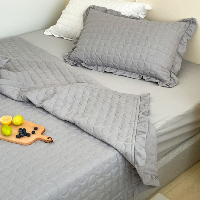 91家纺网 家纺一手货源 找家纺 六巷胡同 2023新款韩系ins波点绗缝床盖夏被四件套 灰波点