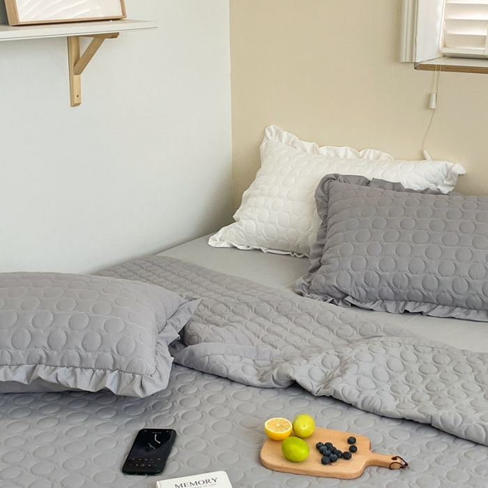 91家纺网 家纺一手货源 找家纺 六巷胡同 2023新款韩系ins波点绗缝床盖夏被四件套 灰波点