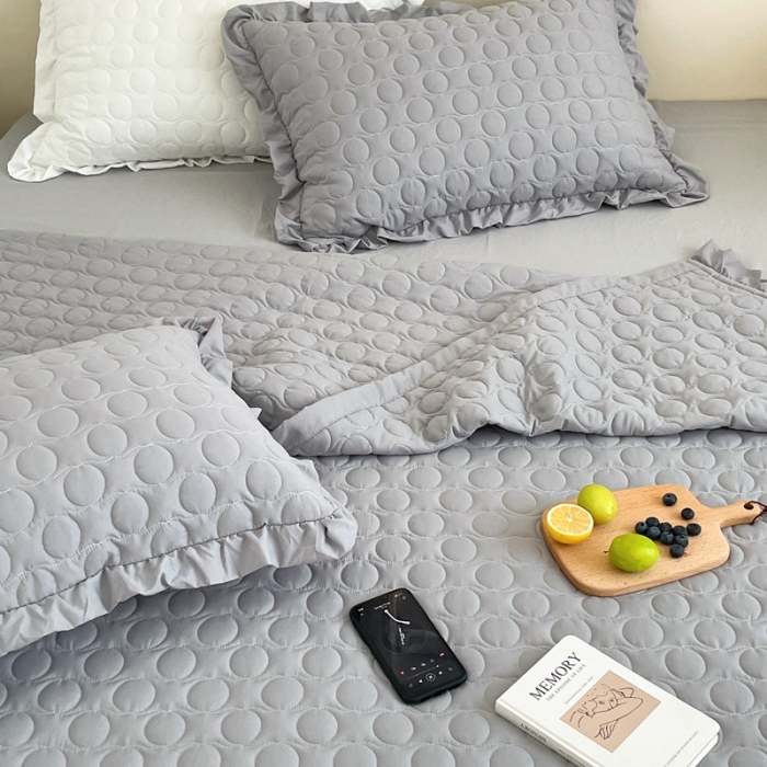 91家纺网 家纺一手货源 找家纺 六巷胡同 2023新款韩系ins波点绗缝床盖夏被四件套 灰波点