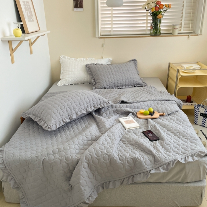 91家纺网 家纺一手货源 找家纺 六巷胡同 2023新款韩系ins波点绗缝床盖夏被四件套 灰波点