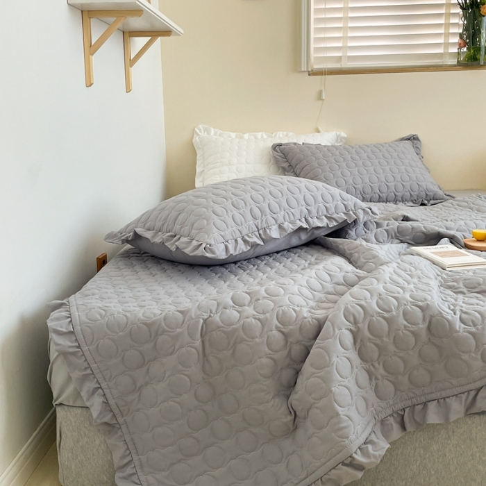 91家纺网 家纺一手货源 找家纺 六巷胡同 2023新款韩系ins波点绗缝床盖夏被四件套 灰波点