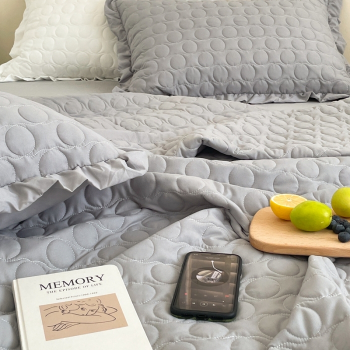 91家纺网 家纺一手货源 找家纺 六巷胡同 2023新款韩系ins波点绗缝床盖夏被四件套 灰波点