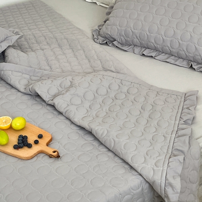 91家纺网 家纺一手货源 找家纺 六巷胡同 2023新款韩系ins波点绗缝床盖夏被四件套 灰波点