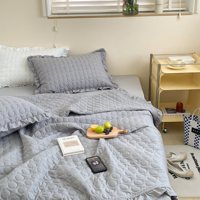 91家纺网 家纺一手货源 找家纺 六巷胡同 2023新款韩系ins波点绗缝床盖夏被四件套 灰波点