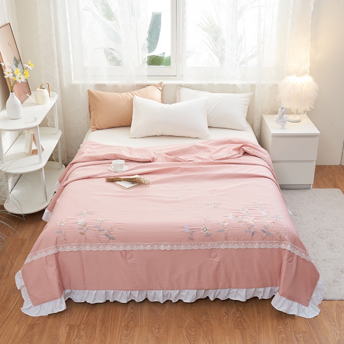 91家纺网 家纺一手货源 找家纺 吾秀 2022新款公主款柔赛丝刺绣夏被-伊梦 伊梦-奶油粉