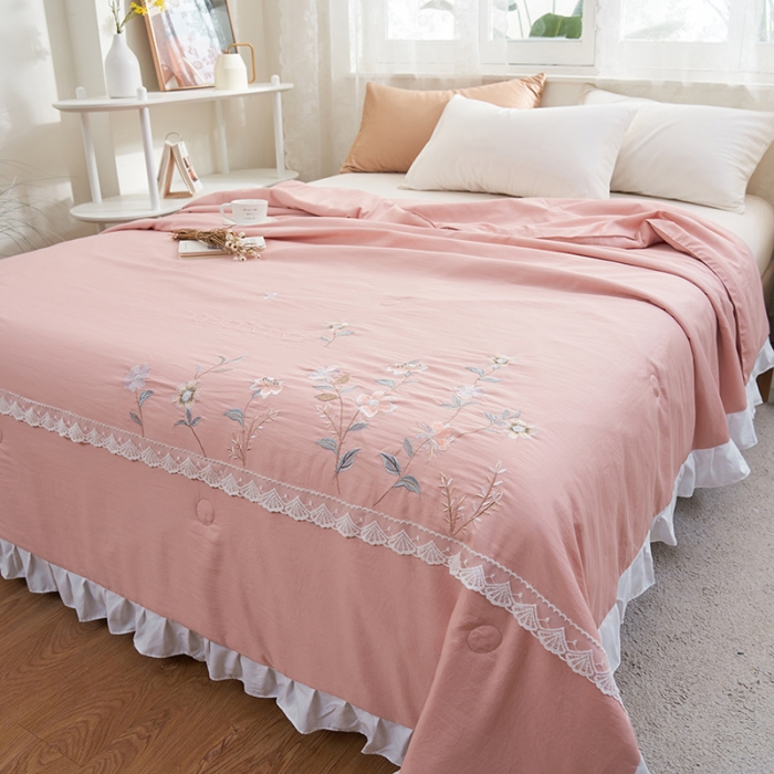 91家纺网 家纺一手货源 找家纺 吾秀 2022新款公主款柔赛丝刺绣夏被-伊梦 伊梦-奶油粉