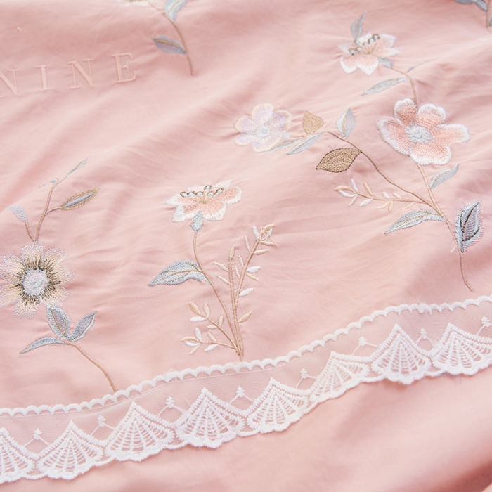 91家纺网 家纺一手货源 找家纺 吾秀 2022新款公主款柔赛丝刺绣夏被-伊梦 伊梦-奶油粉