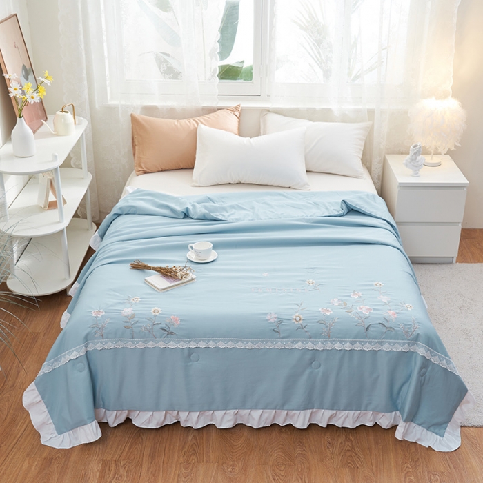 91家纺网 家纺一手货源 找家纺 吾秀 2022新款公主款柔赛丝刺绣夏被-伊梦 伊梦-天青兰