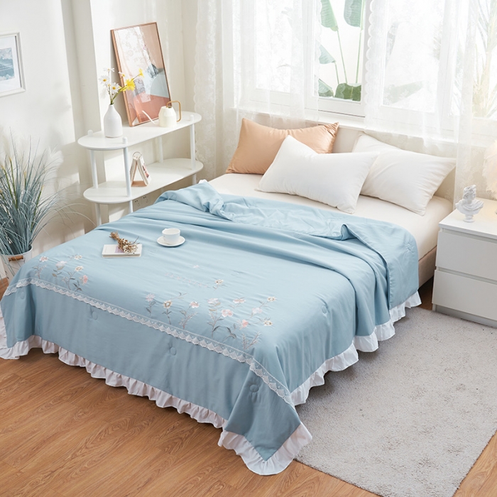 91家纺网 家纺一手货源 找家纺 吾秀 2022新款公主款柔赛丝刺绣夏被-伊梦 伊梦-天青兰