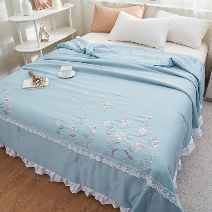 91家纺网 家纺一手货源 找家纺 吾秀 2022新款公主款柔赛丝刺绣夏被-伊梦 伊梦-天青兰