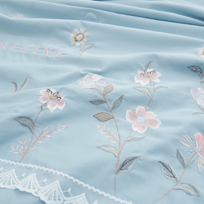 91家纺网 家纺一手货源 找家纺 吾秀 2022新款公主款柔赛丝刺绣夏被-伊梦 伊梦-天青兰
