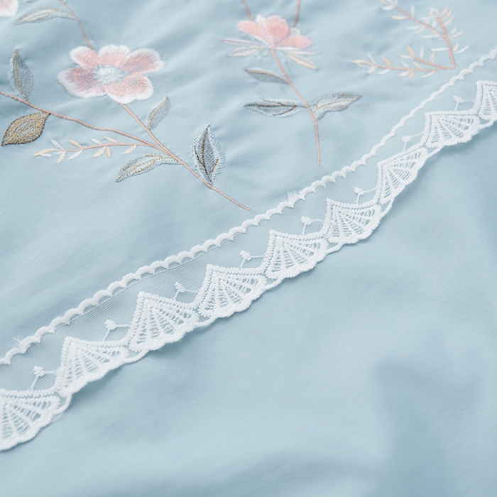 91家纺网 家纺一手货源 找家纺 吾秀 2022新款公主款柔赛丝刺绣夏被-伊梦 伊梦-天青兰