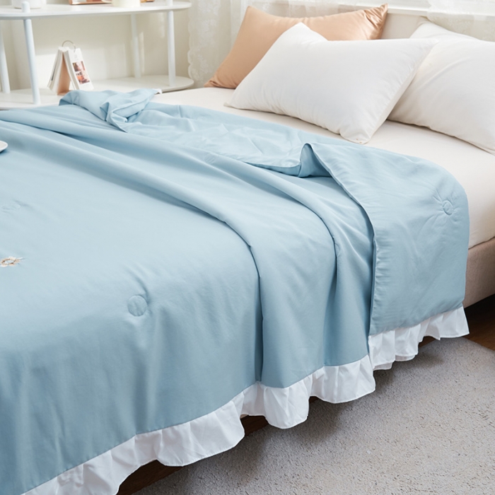 91家纺网 家纺一手货源 找家纺 吾秀 2022新款公主款柔赛丝刺绣夏被-伊梦 伊梦-天青兰