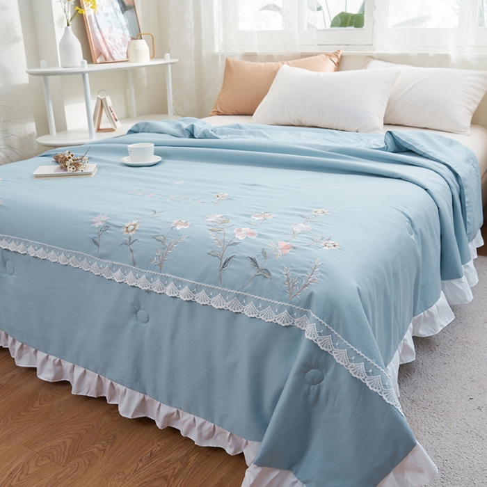 91家纺网 家纺一手货源 找家纺 吾秀 2022新款公主款柔赛丝刺绣夏被-伊梦 伊梦-天青兰