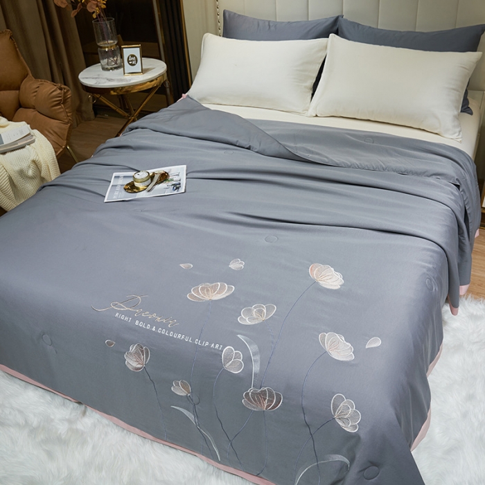 91家纺网 家纺一手货源 找家纺 吾秀 2022新款柔赛丝刺绣夏被-芳华 芳华-嘉宝灰