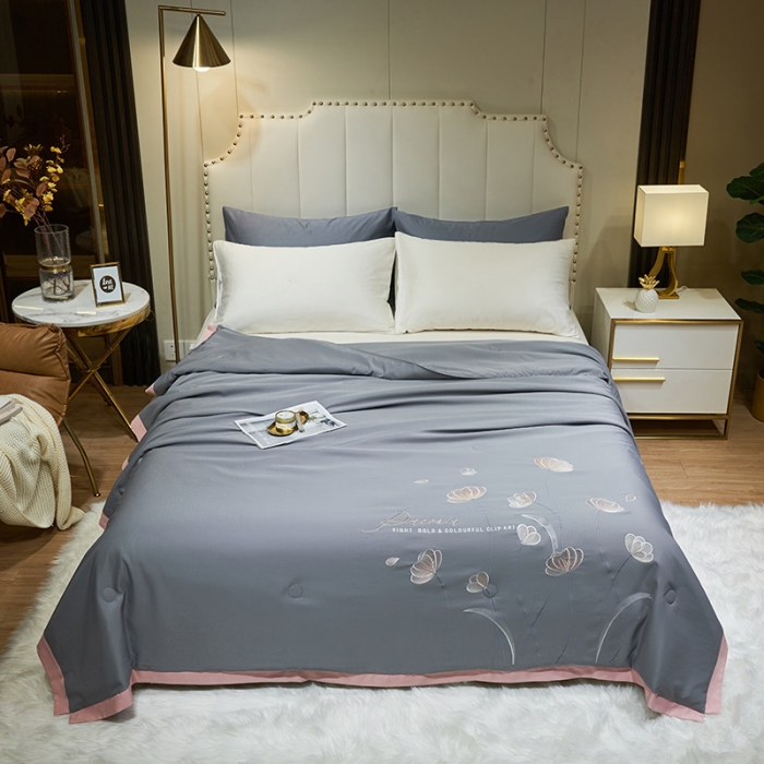 91家纺网 家纺一手货源 找家纺 吾秀 2022新款柔赛丝刺绣夏被-芳华 芳华-嘉宝灰