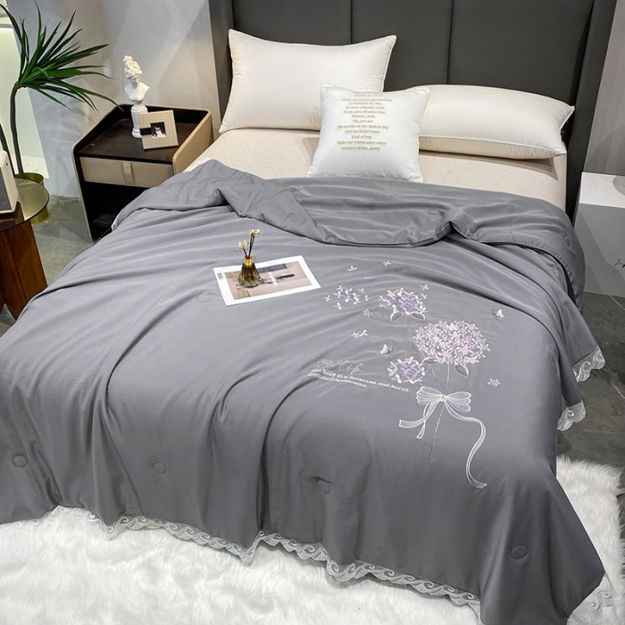 91家纺网 家纺一手货源 找家纺 吾秀 2022新款柔赛丝刺绣夏被-紫色爱恋 紫色爱恋-灰