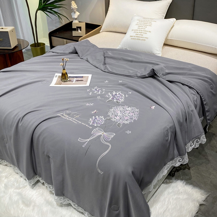 91家纺网 家纺一手货源 找家纺 吾秀 2022新款柔赛丝刺绣夏被-紫色爱恋 紫色爱恋-灰