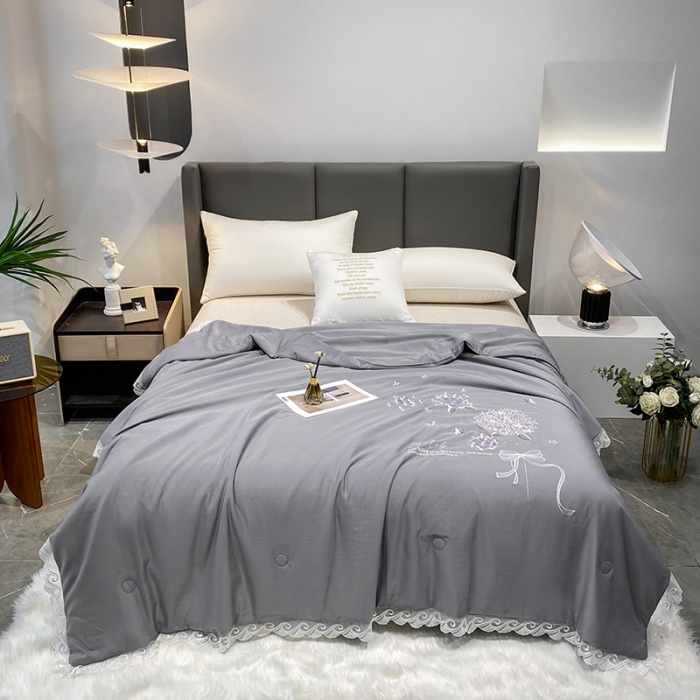 91家纺网 家纺一手货源 找家纺 吾秀 2022新款柔赛丝刺绣夏被-紫色爱恋 紫色爱恋-灰