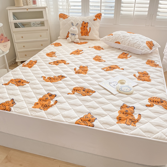 91家纺网 家纺一手货源 找家纺 鑫钰 2023新款全棉抗菌小老虎印花床笠 金桔虎