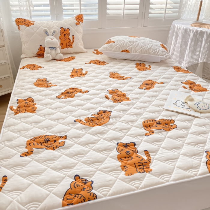 91家纺网 家纺一手货源 找家纺 鑫钰 2023新款全棉抗菌小老虎印花床笠 金桔虎